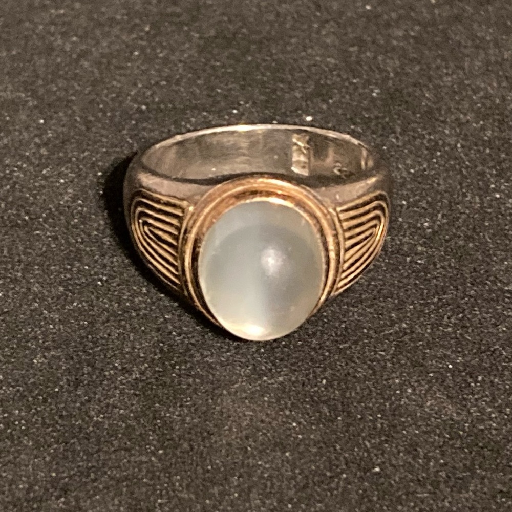 7.7 gram Moonstone Ring Sterling with 22 kyg Inlay